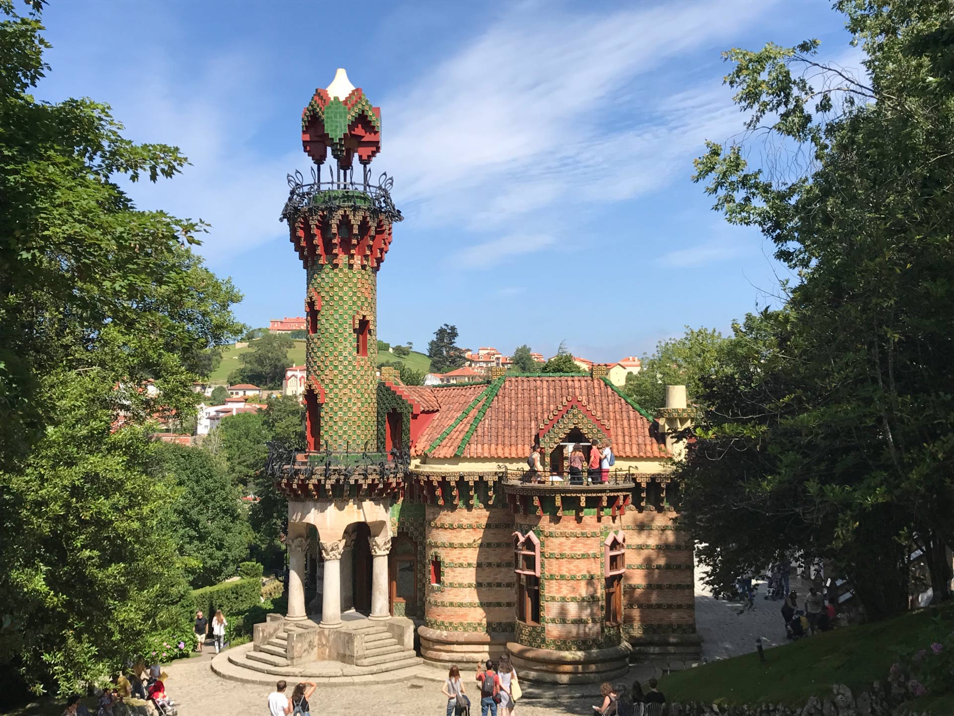 El Capricho de Gaudí en Comillas, arquitectura modernista cerca de casa rural con encanto en Cantabria