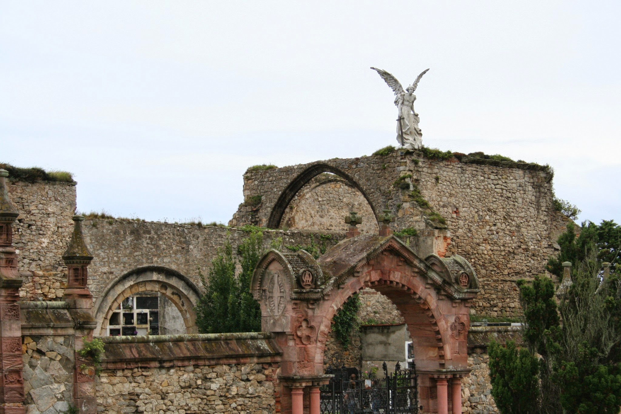 Cementerio modernista de Comillas con estatua del ángel exterminador, cerca del centro y la costa