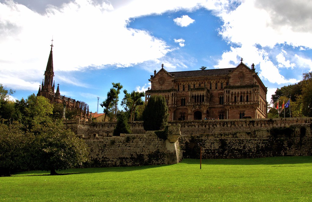 Palacio de Sobrellano y capilla panteón en Comillas, joya neogótica cerca de nuestra casa rural