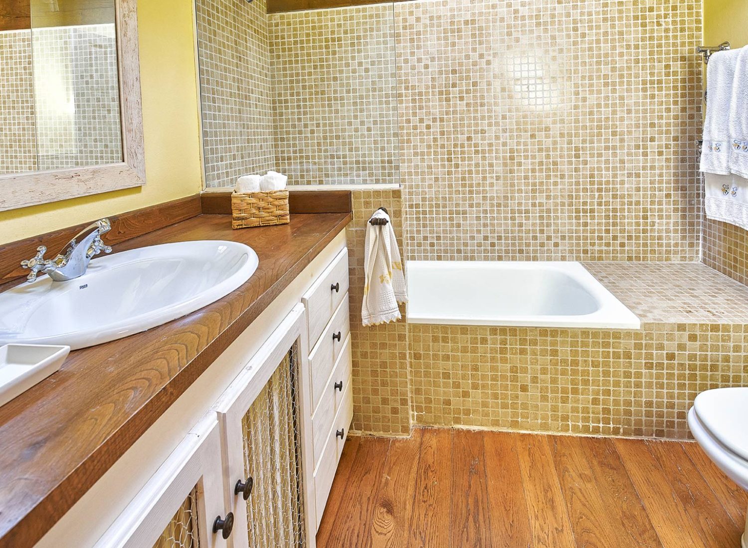 Baño completo junto a la habitación principal en casa rural en Comillas