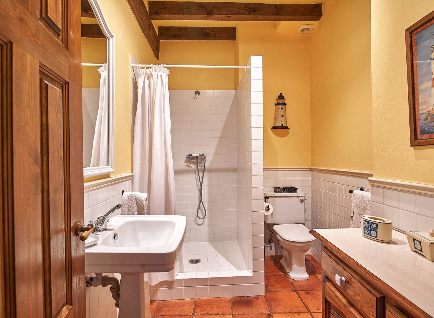 Baño de cortesía en planta baja de casa rural en Comillas