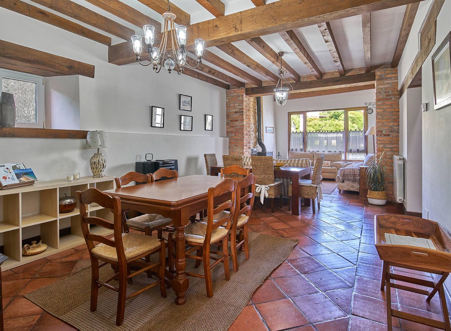 Salón comedor con luz natural en casa vacacional de Comillas con acceso al jardín