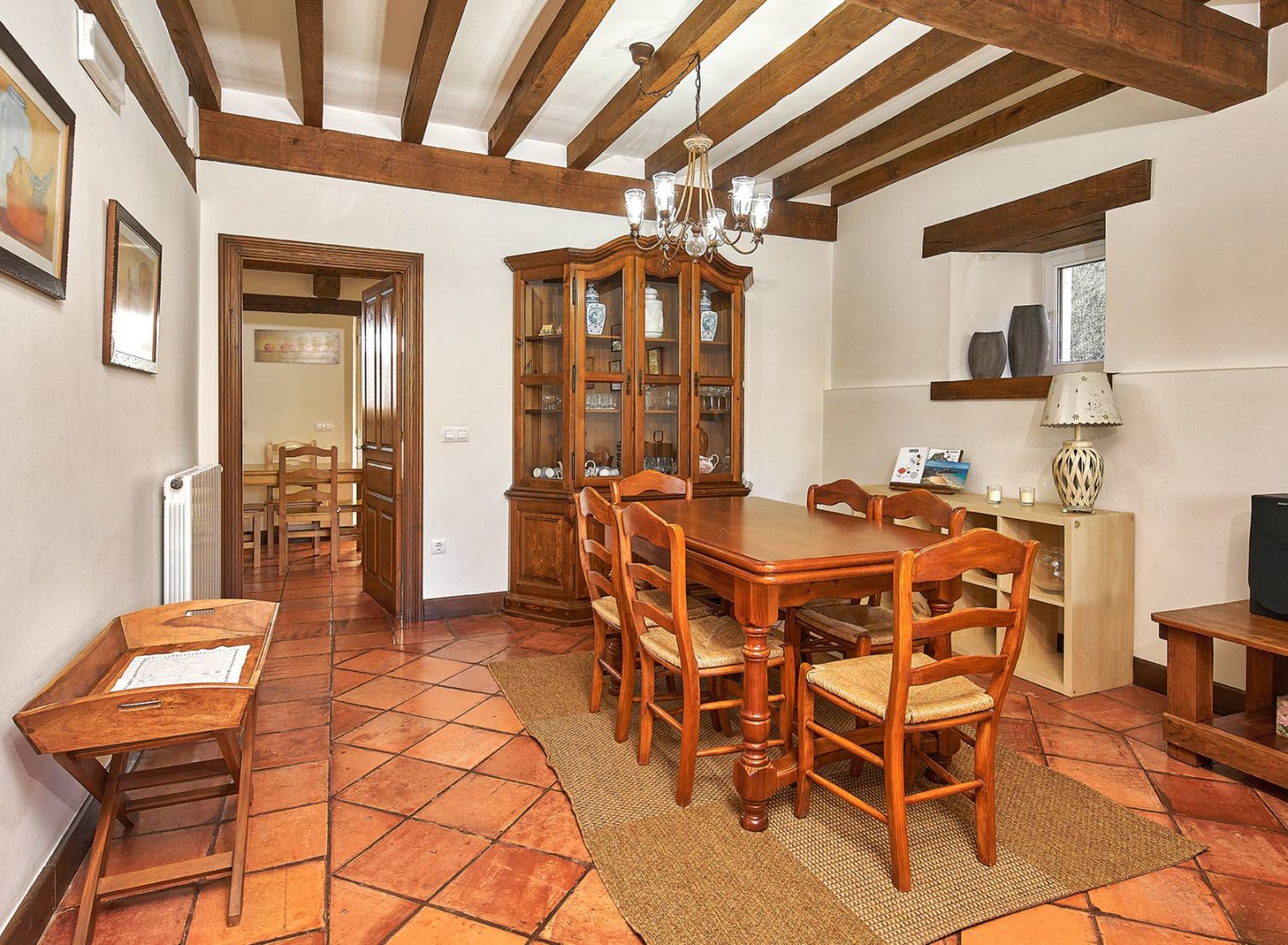 Salón comedor amplio y luminoso en casa rural de Comillas, ideal para familias