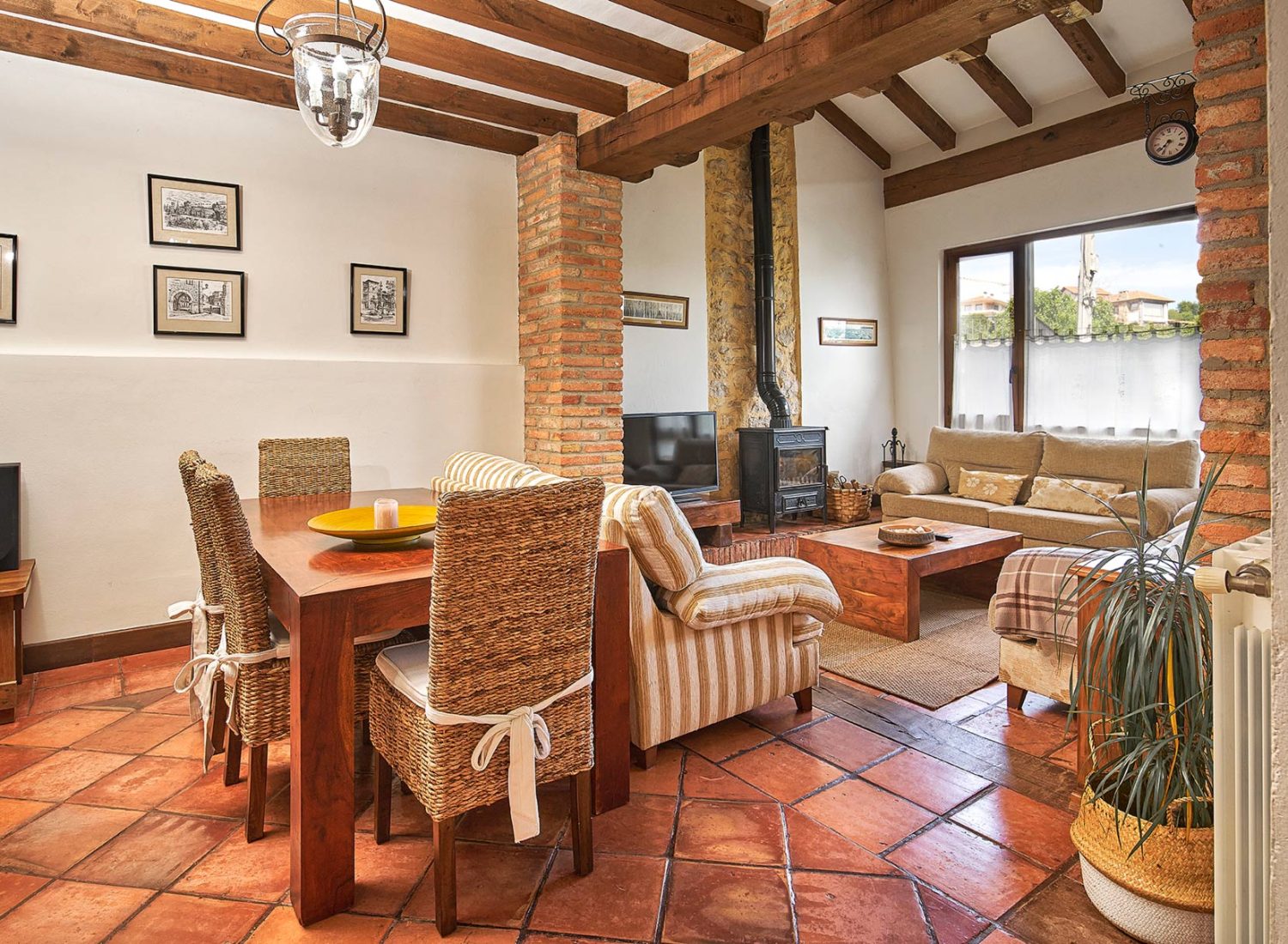 Comedor espacioso con mesa grande para familias en casa rural de Comillas