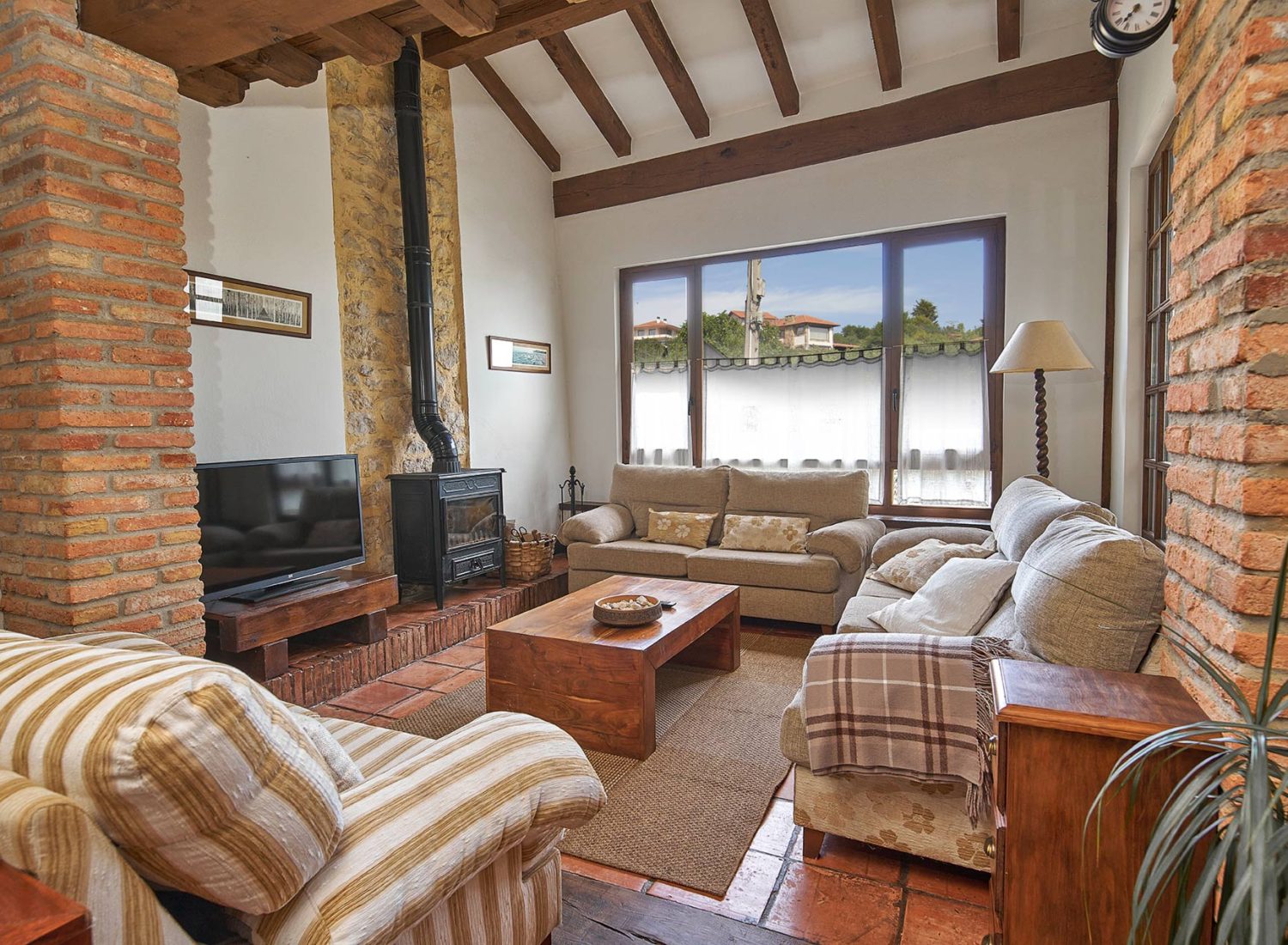 Alojamiento vacacional familiar en Cantabria con diseño acogedor y vistas al mar