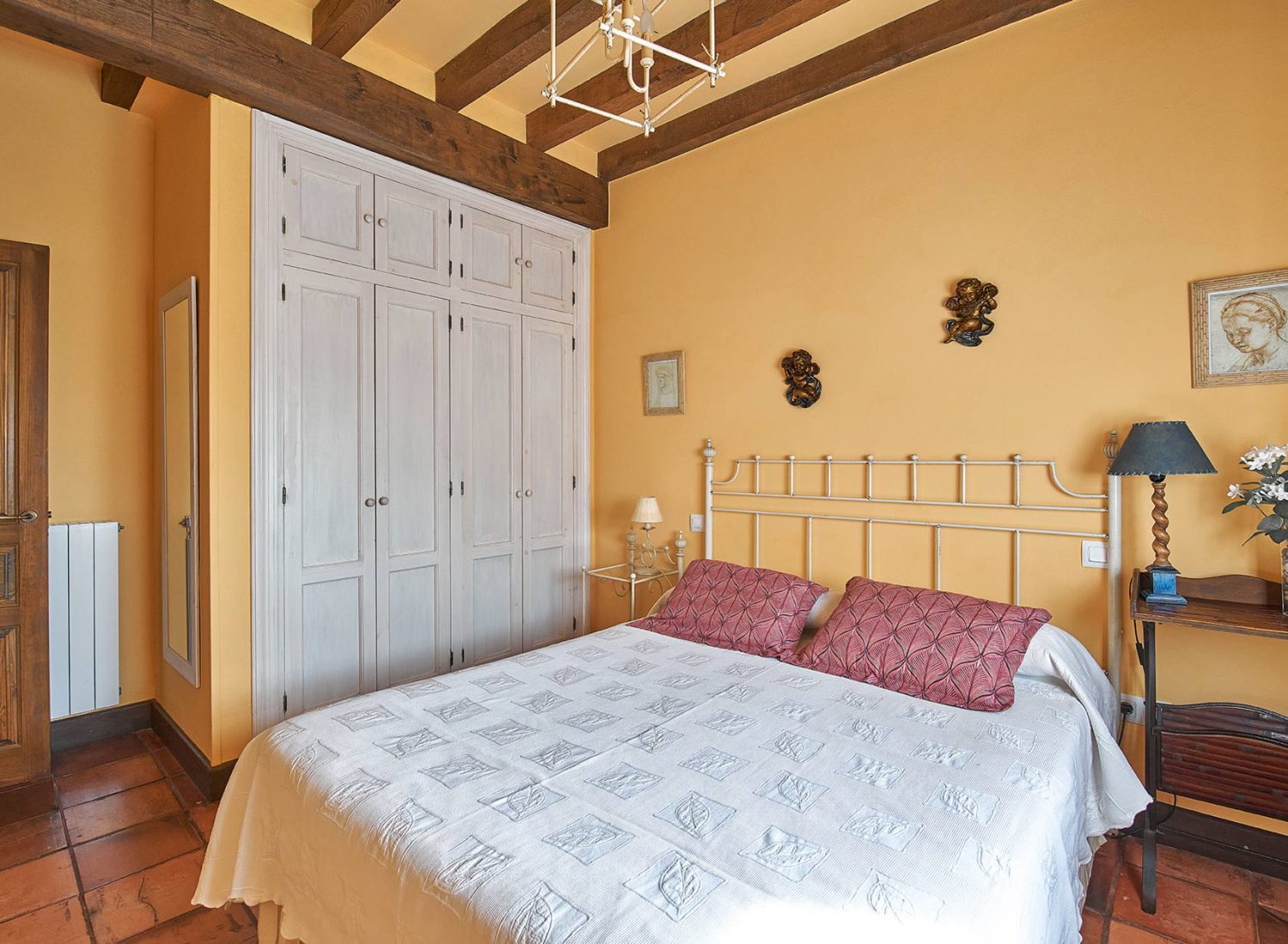 Habitación con escritorio en casa rural para teletrabajar en Comillas, Cantabria