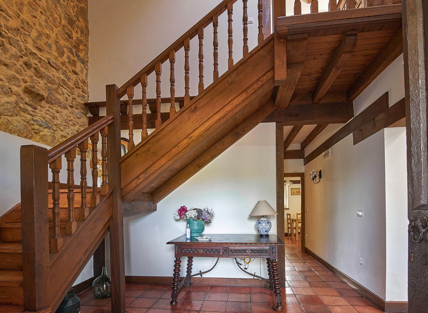 Escaleras interiores de madera en casa rural con encanto en Comillas, Cantabria