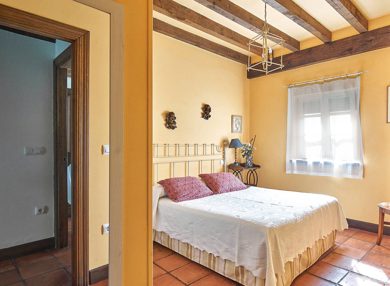 Habitación moderna en casa rural con detalles típicos de Cantabria