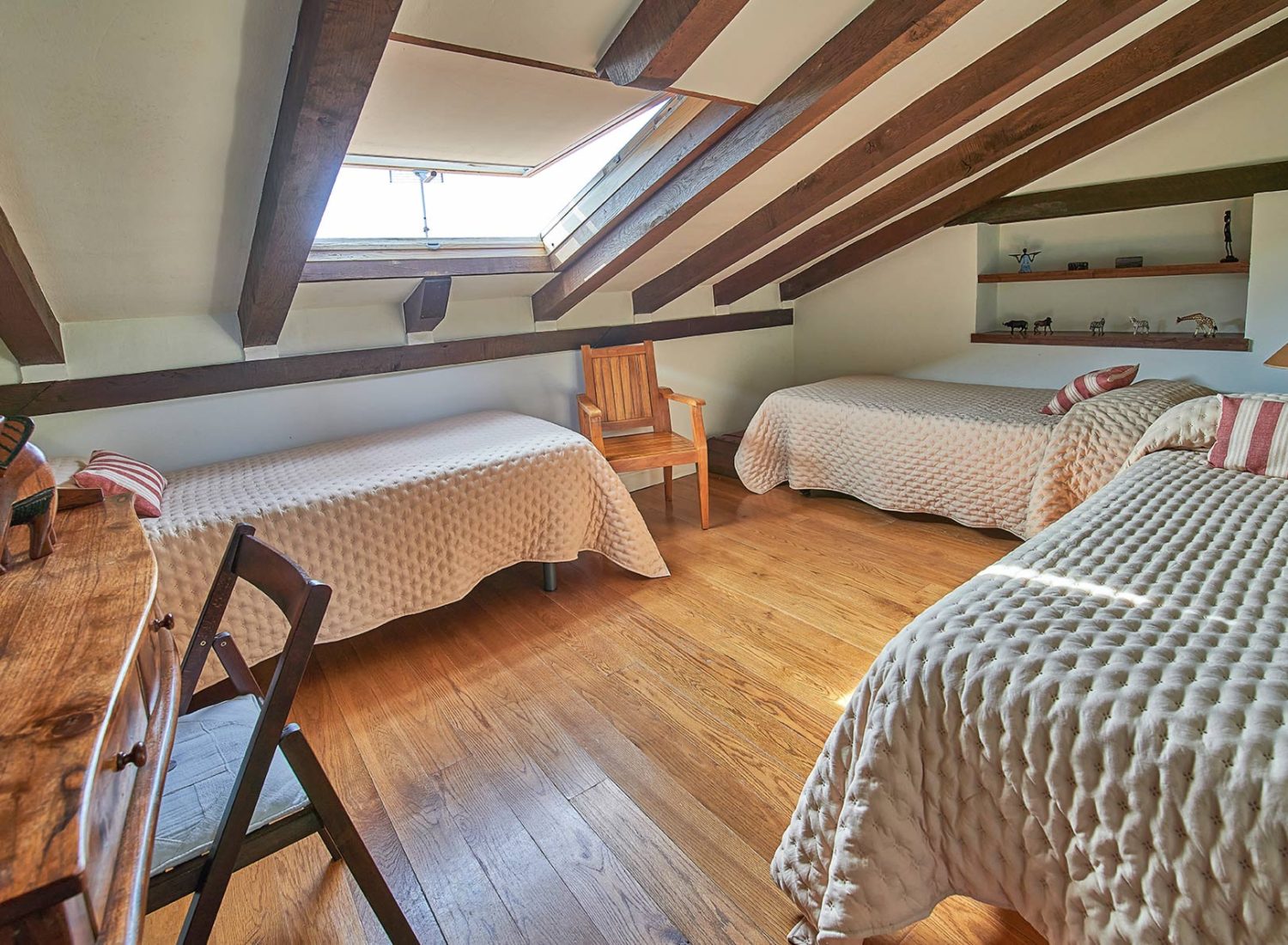 Habitación con dos camas individuales para niños en casa familiar en Comillas