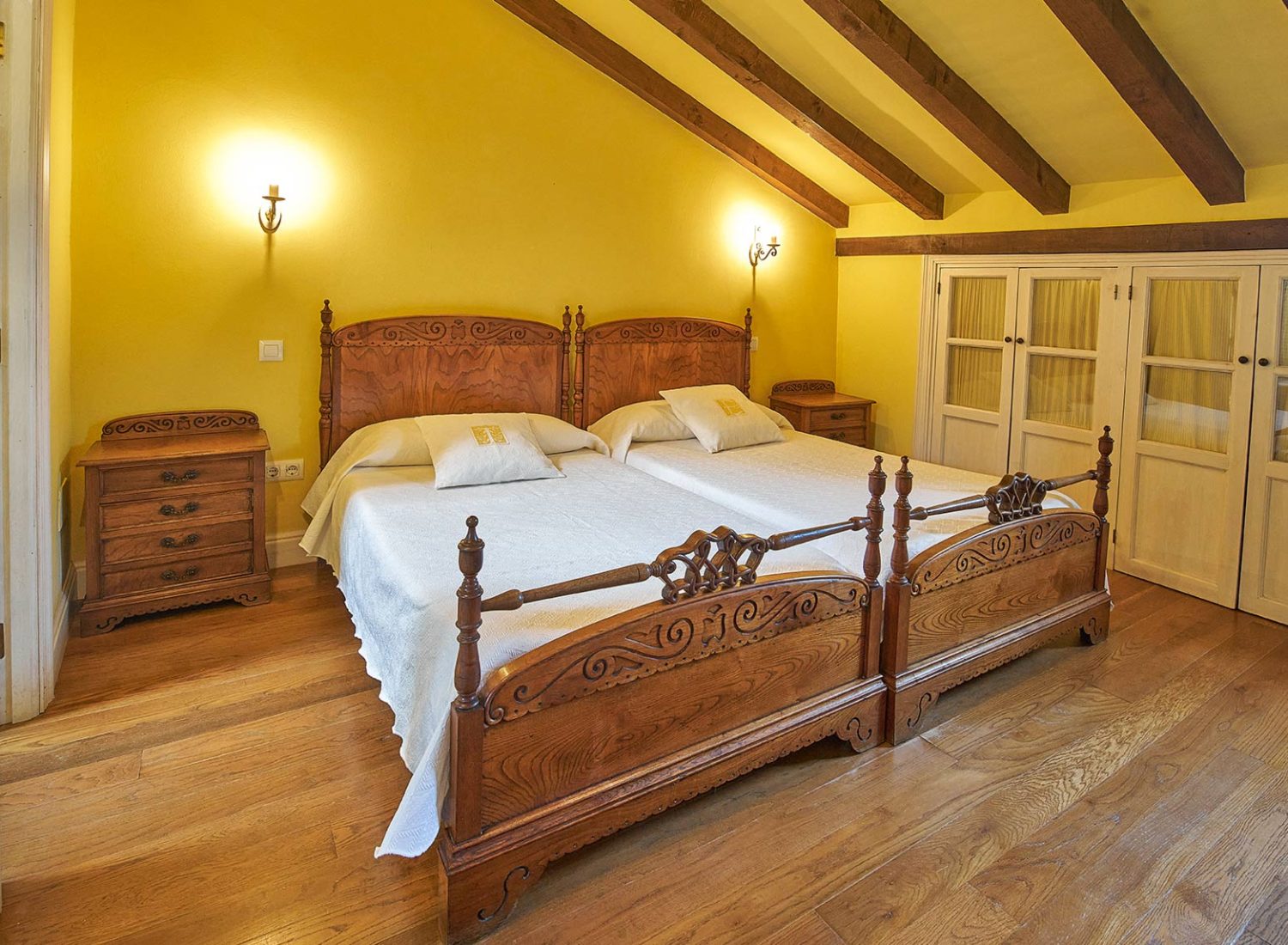 Habitación doble con decoración rústica en alojamiento vacacional de Cantabria