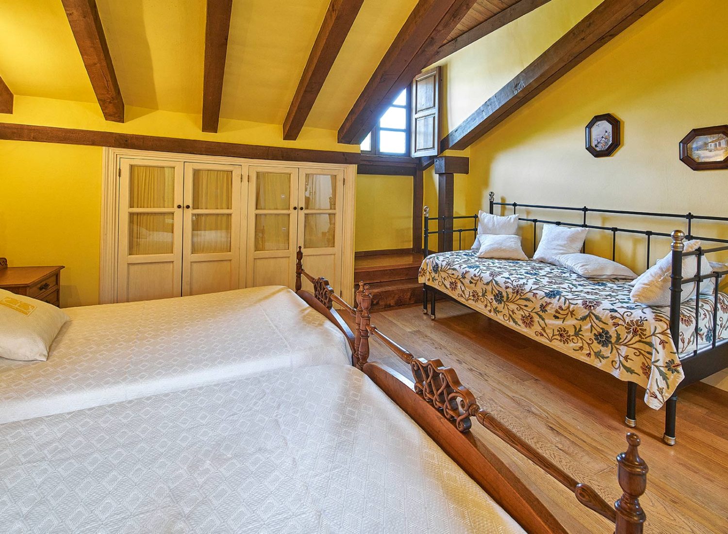 Habitación triple con baño en suite en casa rural de Comillas, ideal para familias o grupos